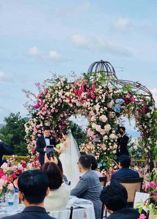 Cặp sao đình đám của xứ Hàn chính thức trao nhẫn cưới trước sự chứng kiến của đông đảo quan khách.