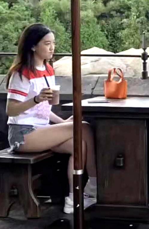Con gái 15 tuổi của Vương Phi diện túi hiệu 100 triệu đi cafe với bạn - Ảnh 3
