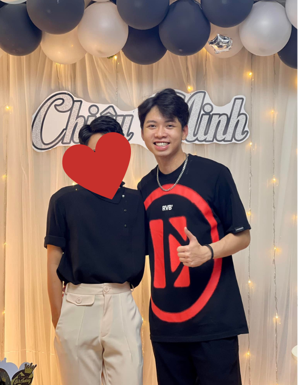 Nhân viên phụ trách tour Nhà tù Hỏa Lò gây sốt vì 