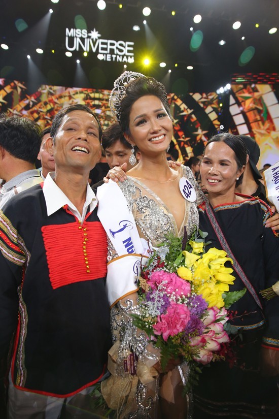Top 5 Miss Universe H'Hen Niê lựa vàng tặng bố mẹ: 'Cái nào to nhất thì mua' - Ảnh 6
