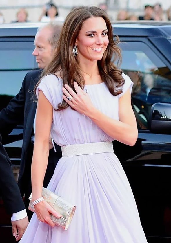 Năm 2011, Thái tử Charles tặng cho con dâu Kate bộ trang sức đắt giá gồm có vòng tay, hoa tai, nhẫn kim cương vàng trắng.