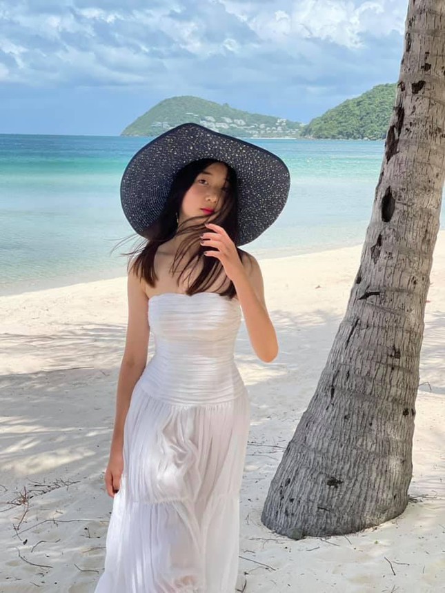 Con gái Hoa hậu Việt Nam 2004 sở hữu nước da trắng, mái tóc dài và nhiều đường nét thừa hưởng từ mẹ.