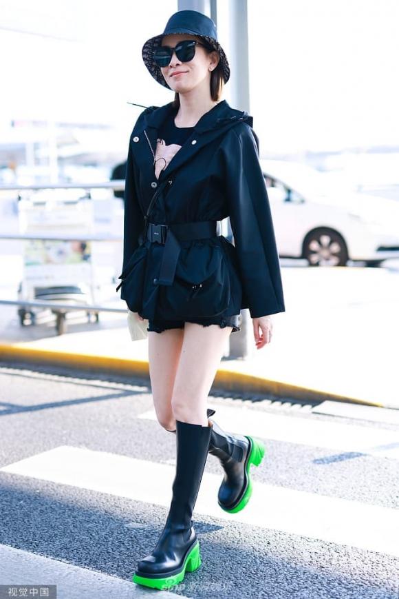 Xa Thi Mạn lên đồ ra sân bay như idol Hàn, chân dài trắng nõn ở tuổi U50 - Ảnh 1