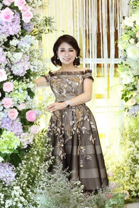 Mẹ chồng Diệp Lâm Anh: U60 trẻ đẹp, lên đồ chuẩn fashionista chính hiệu - Ảnh 4