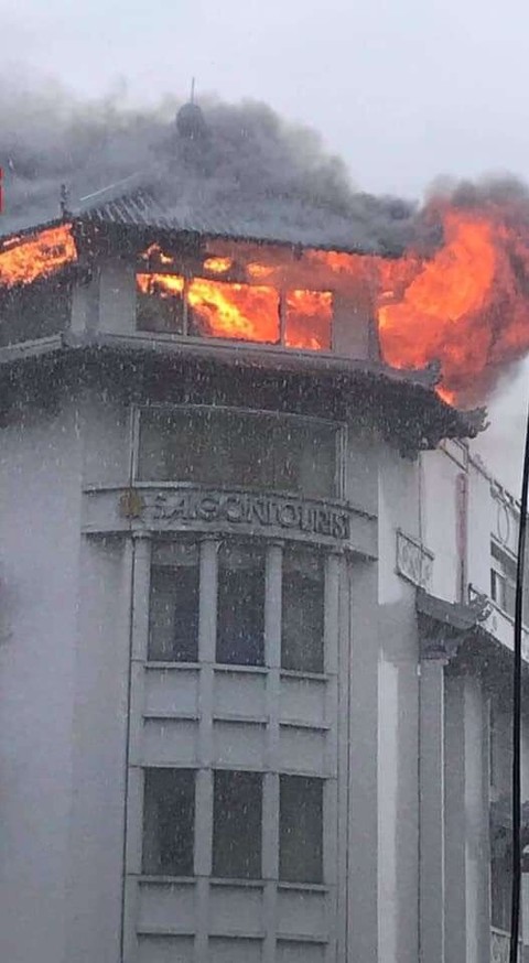TP.HCM: Mưa lớn, khách sạn vẫn bốc cháy dữ dội khiến nhiều người hoảng sợ - Ảnh 2