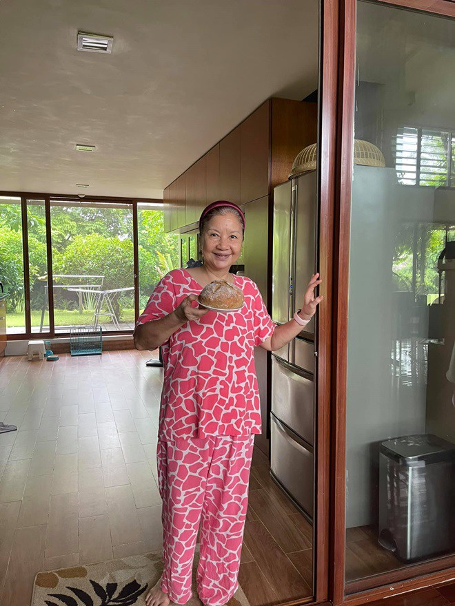 Vốn đảm đang, khéo léo, mẹ chồng diva Mỹ Linh thường xuyên vào bếp làm những món ăn ngon cho con cháu thưởng thức.