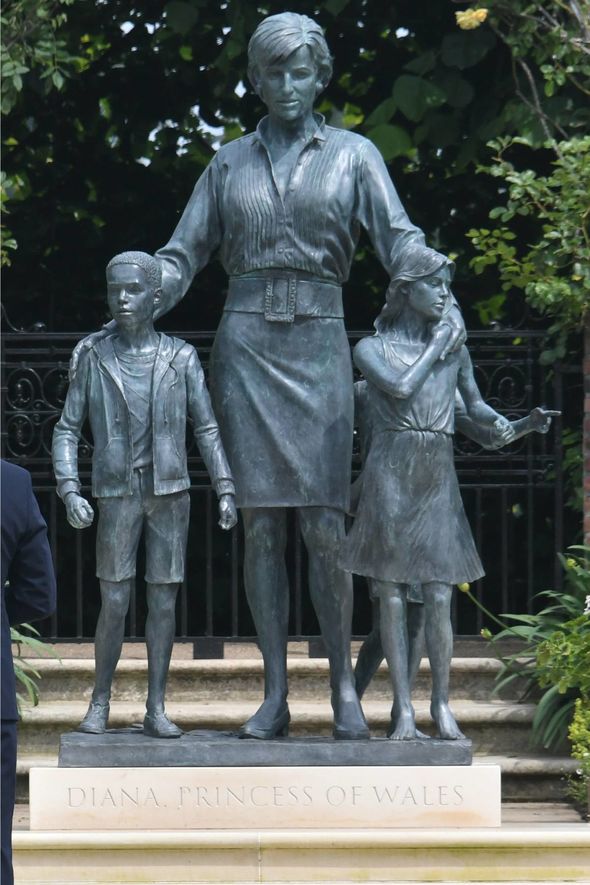 Loạt chi tiết đầy tinh tế và ý nghĩa của bức tượng tưởng niệm cố Công nương Diana - Ảnh 3