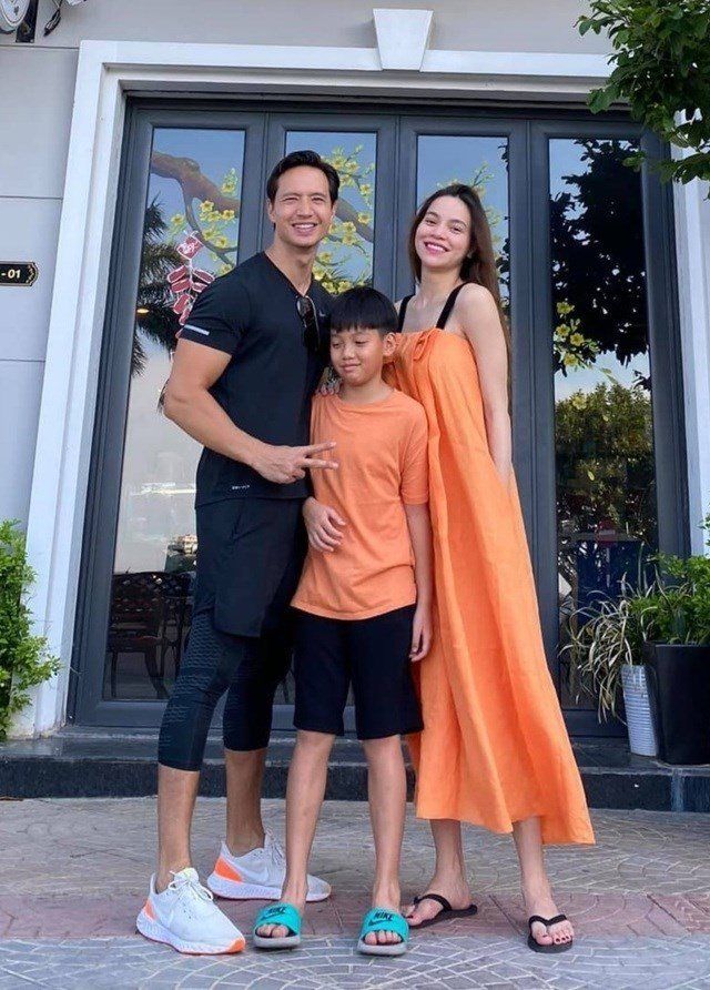 Con trai Hồ Ngọc Hà trổ mã ở tuổi 12, sánh bước bên cha dượng chẳng khác anh em - Ảnh 1