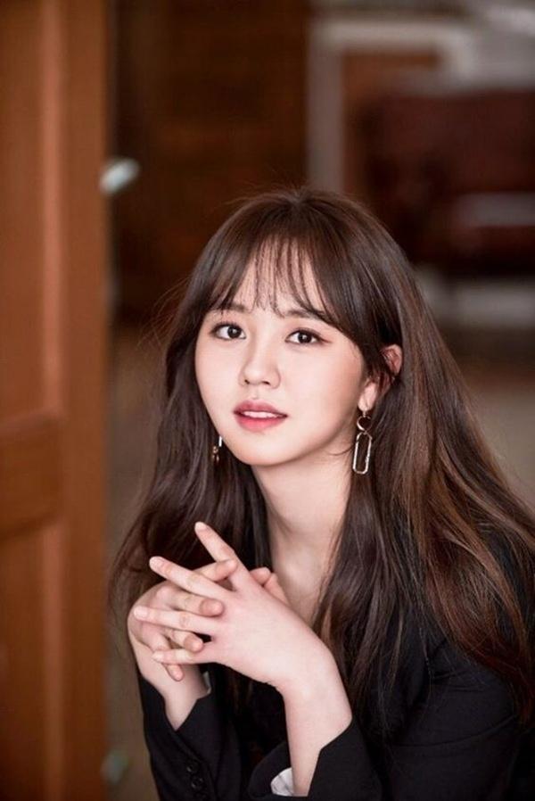 Kim So Hyun cho 'tình đầu quốc dân' Suzy 'ngồi mâm dưới', trở thành nữ diễn viên Hàn đẹp nhất 2021 - Ảnh 11