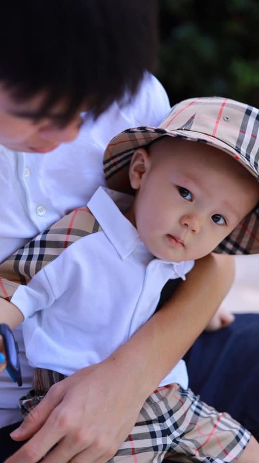 Hình ảnh được Duy Mạnh chia sẻ nhân dịp sinh nhật 1 tuổi của con trai đầu lòng.