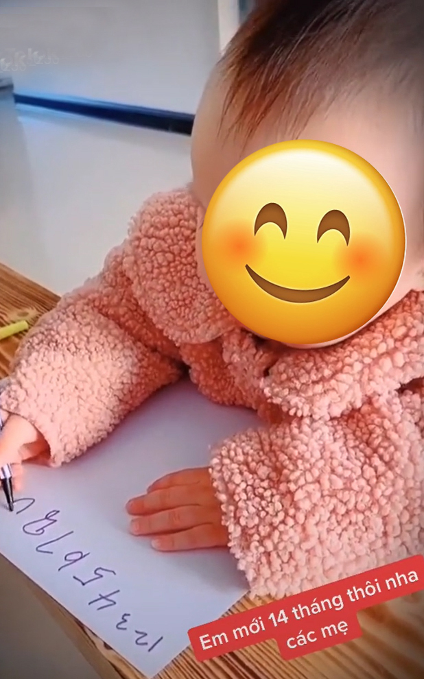 Bất ngờ với em bé mới 14 tháng tuổi đã cầm bút viết được chữ số thoăn thoắt - Ảnh 1