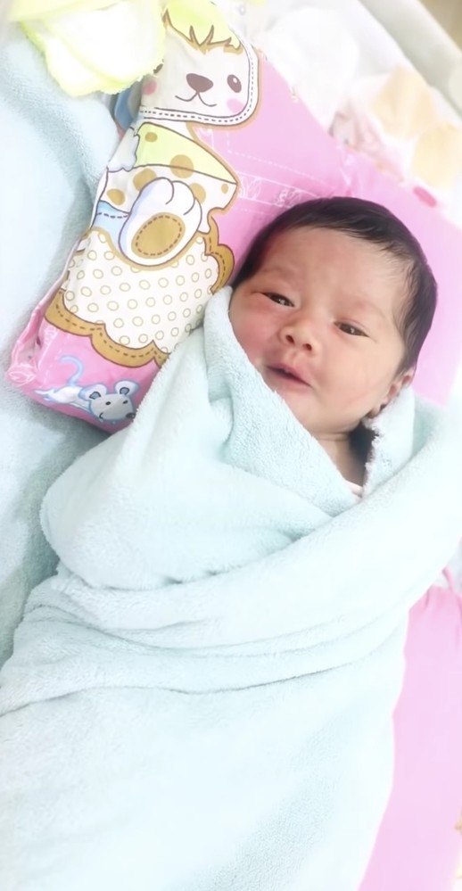 Mái tóc đen là điểm nổi bật khi nhìn vào em bé nhà Lê Dương Bảo Lâm.