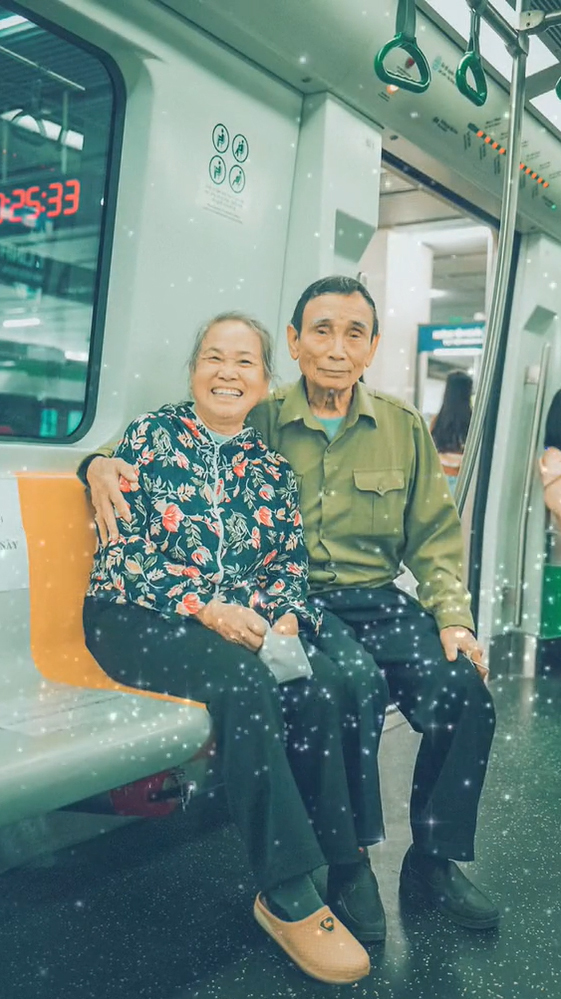 Đi thử tàu điện Cát Linh, cặp vợ chồng 60 tuổi không có ảnh cưới được tặng món quà ý nghĩa - Ảnh 2