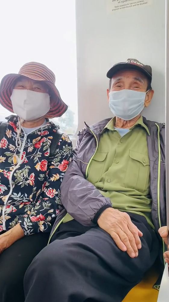Đi thử tàu điện Cát Linh, cặp vợ chồng 60 tuổi không có ảnh cưới được tặng món quà ý nghĩa - Ảnh 1