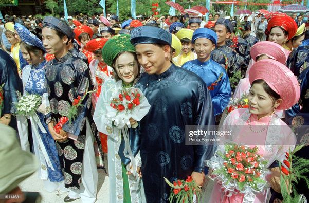 Một đám cưới tập thể được tổ chức tại thành phố Hồ Chí Minh vào ngày 30/4/2000.