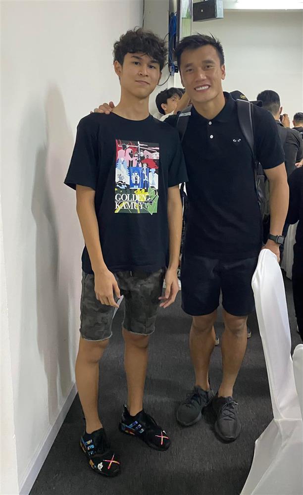 Chụp ảnh cùng thủ môn Bùi Tiến Dũng cao 1m82, con trai 16 tuổi của Huy Khánh nổi bật như ngôi sao - Ảnh 1