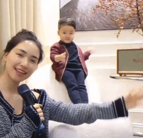 Hòa Minzy khoe giọng hát live bài mới, nhưng hành động an ủi mẹ của bé Bo chiếm sóng - Ảnh 1