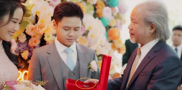 Cô dâu và chú rể được đại gia Phan Quang Chất tặng chìa khóa nhà. Dân mạng dự đoán đây là chung cư nơi cả 2 đang ở. 