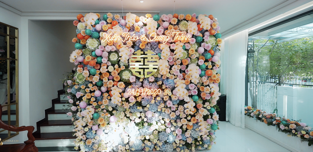  Không gian trang trí toàn hoa tươi tại nhà Phan Thành. 