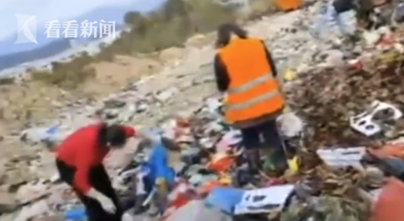 Cô Trần cùng công nhân vệ sinh đã phải dùng tay lục từng túi rác để tìm kiếm. Nguồn: Kankanews.