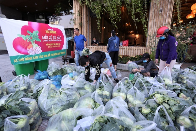 Đà Nẵng: Nhóm bạn trẻ lập 9 'siêu thị mini' giải cứu 10 tấn rau cho bà con Hải Dương - Ảnh 1