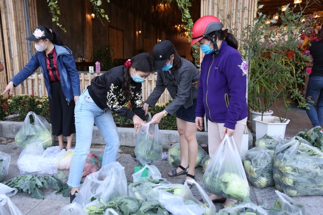 Đà Nẵng: Nhóm bạn trẻ lập 9 'siêu thị mini' giải cứu 10 tấn rau cho bà con Hải Dương - Ảnh 3
