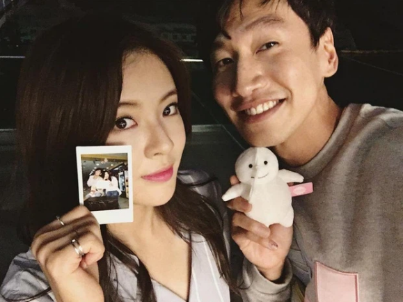 Bạn gái công khai đăng ảnh bàn tay của Lee Kwang Soo cùng loạt khoảnh khắc ngọt ngào - Ảnh 2