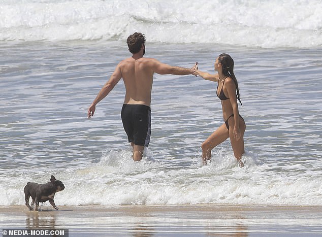 Tài tử Liam Hemsworth tình tứ ôm chặt bạn gái trên bãi biển - Ảnh 3