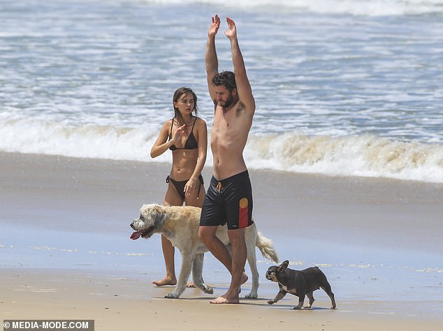 Tài tử Liam Hemsworth tình tứ ôm chặt bạn gái trên bãi biển - Ảnh 2