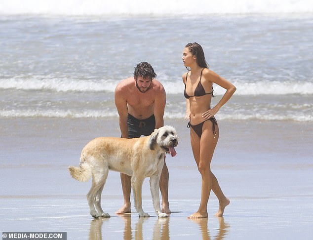 Tài tử Liam Hemsworth tình tứ ôm chặt bạn gái trên bãi biển - Ảnh 1