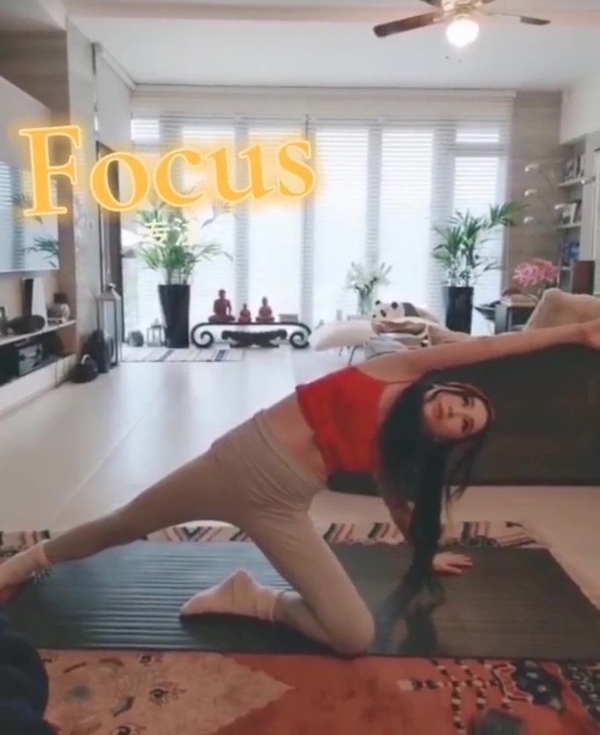 Ôn Bích Hà diện croptop tập yoga khoe trọn vóc dáng gợi cảm ở tuổi 55 - Ảnh 2