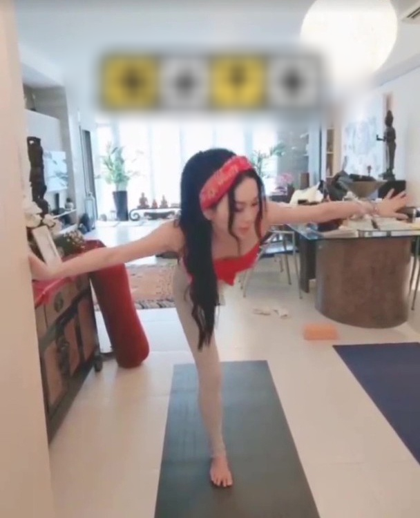 Ôn Bích Hà diện croptop tập yoga khoe trọn vóc dáng gợi cảm ở tuổi 55 - Ảnh 3