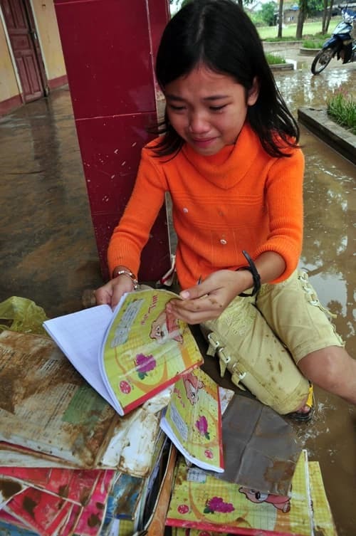 Gặp lại cô bé khóc nghẹn bên đống sách vở ướt mèm do bão lũ 11 năm trước  - Ảnh 1