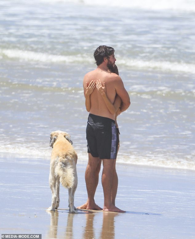 Tài tử Liam Hemsworth tình tứ ôm chặt bạn gái trên bãi biển - Ảnh 4