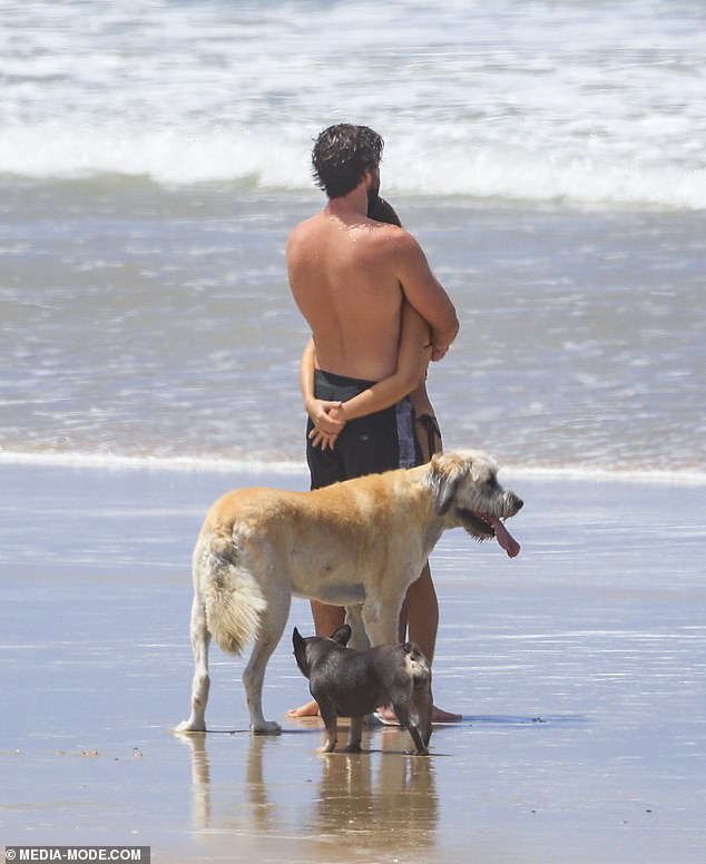 Tài tử Liam Hemsworth tình tứ ôm chặt bạn gái trên bãi biển - Ảnh 5