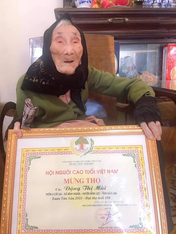 Hà Nam: Cụ bà 108 tuổi xem thời sự bằng iPad, tạo dáng 'thả tim' chụp ảnh - Ảnh 2