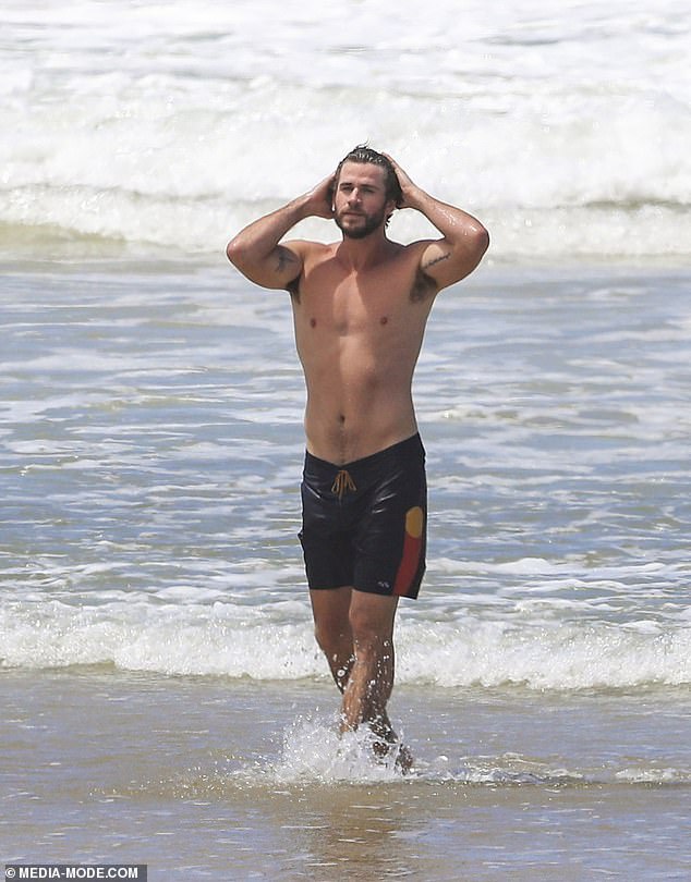 Tài tử Liam Hemsworth tình tứ ôm chặt bạn gái trên bãi biển - Ảnh 6