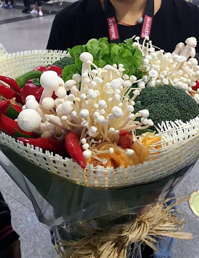 Hà Nội: Quán ăn tặng chị em 'bó hoa' chân gà trị giá 150k nhân ngày 8/3  - Ảnh 9