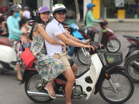 Cặp đôi nhiều lần di chuyển bằng xe máy khi về quê nhà.