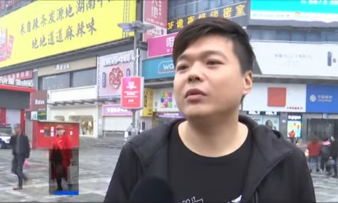 Người đàn ông Trung Quốc bức xúc vì mình ăn hơi nhiều một chút mà lại bị cửa hàng tỏ thái độ.