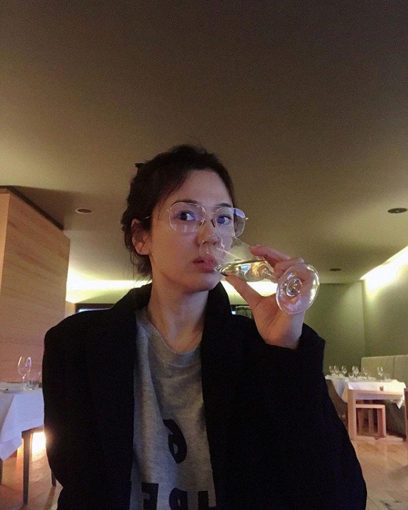 Ngủ gục ở hậu trường phim, Song Hye Kyo vẫn đẹp không tỳ vết xứng danh 'tượng đài nhan sắc' - Ảnh 4