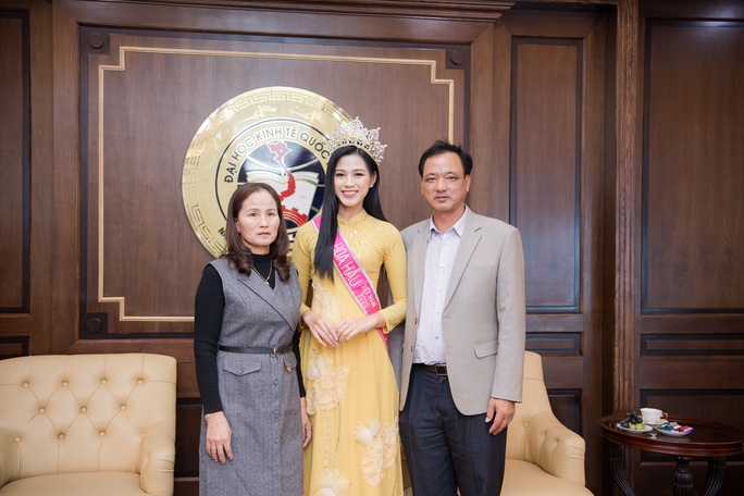 Bố Đỗ Thị Hà chia sẻ trước giờ G con gái thi Chung kết Miss Word 2021 - Ảnh 1