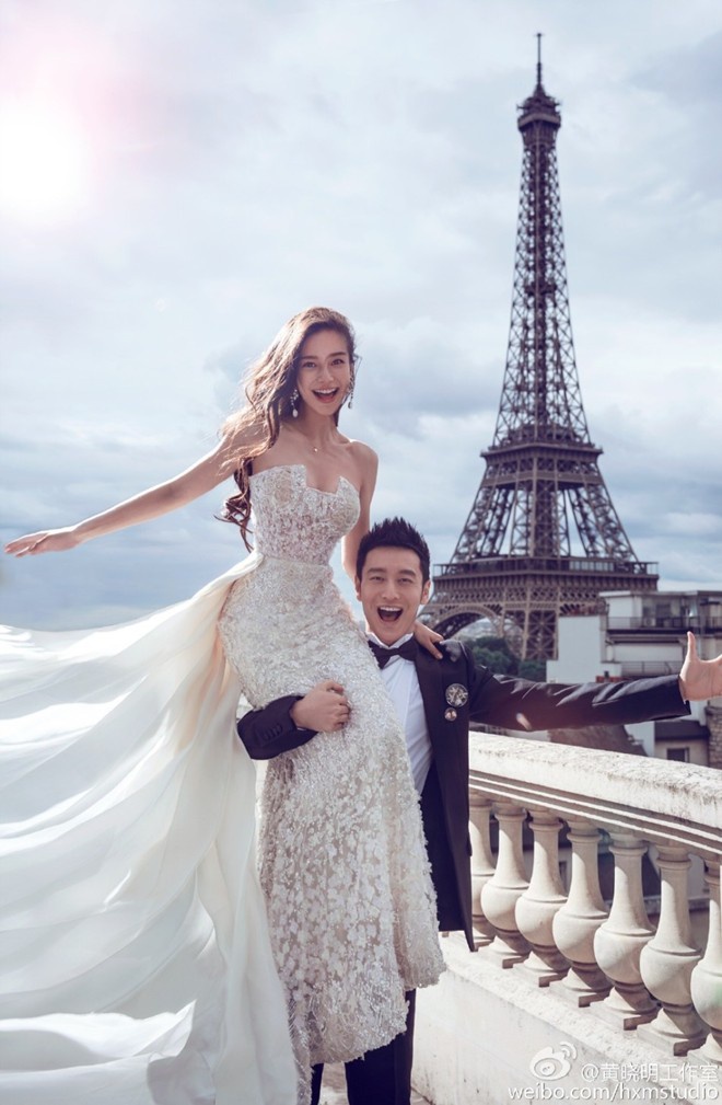 Trong bộ ảnh cưới thực hiện trước đó tại Paris, Angelababy diện hai bộ đầm từ bộ sưu tập năm 2014 của thương hiệu đình đám Elie Saab