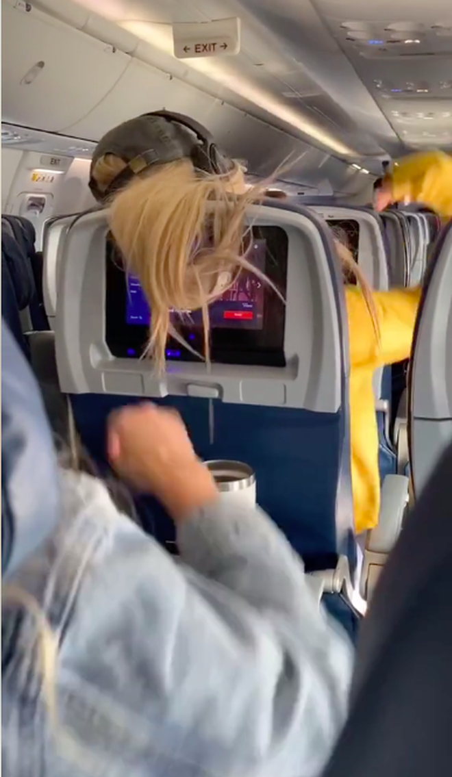 Cô gái ghế sau 'xử đẹp' chị gái ghế trước xõa tóc kém duyên trên máy bay - Ảnh 6