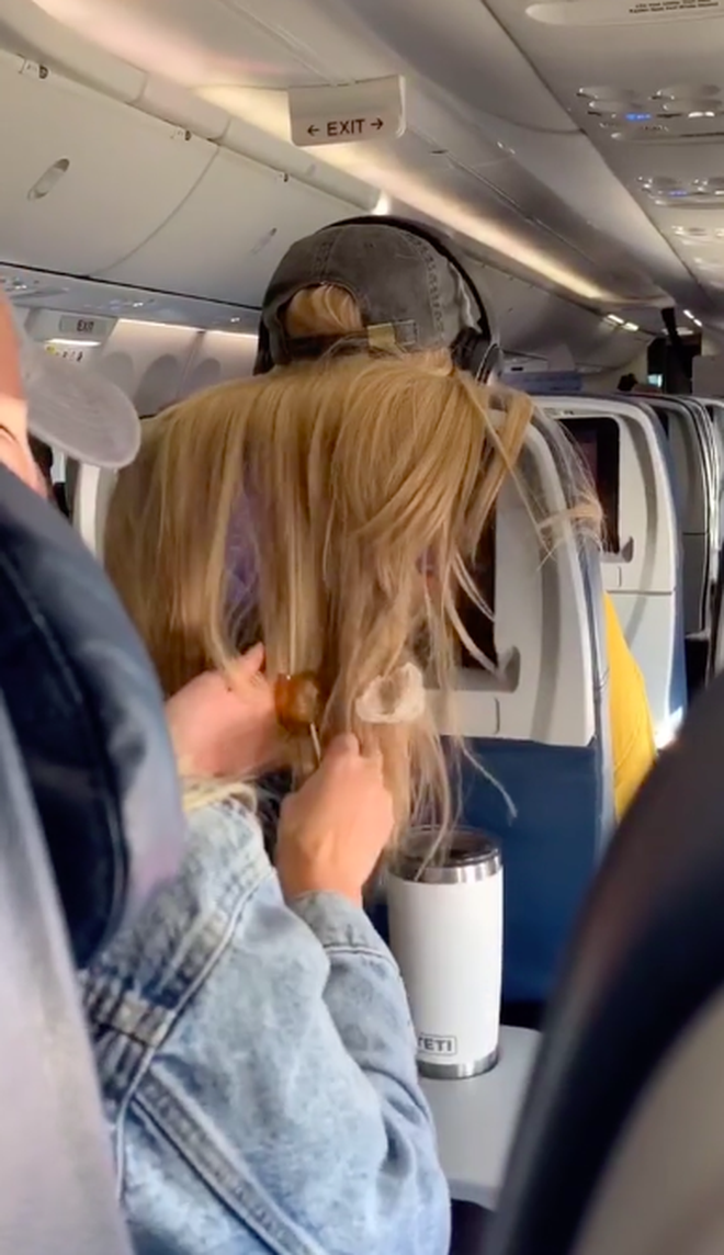 Cô gái ghế sau 'xử đẹp' chị gái ghế trước xõa tóc kém duyên trên máy bay - Ảnh 2