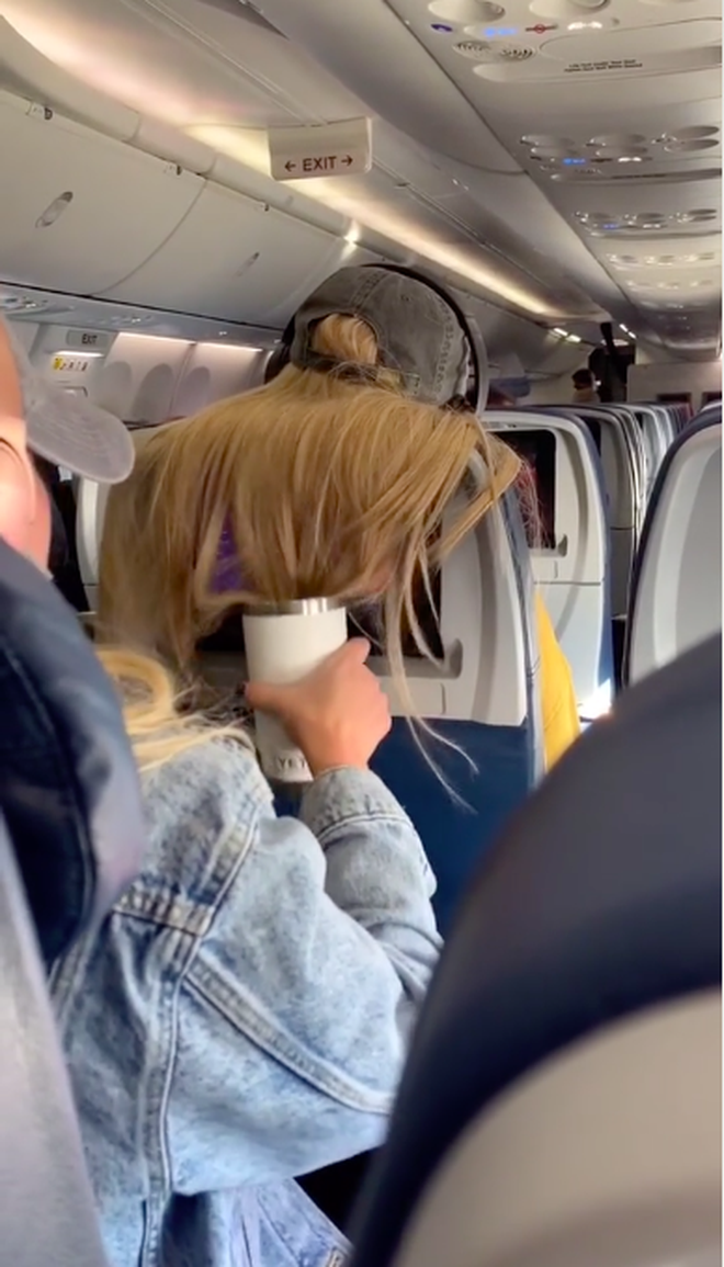Cô gái ghế sau 'xử đẹp' chị gái ghế trước xõa tóc kém duyên trên máy bay - Ảnh 3