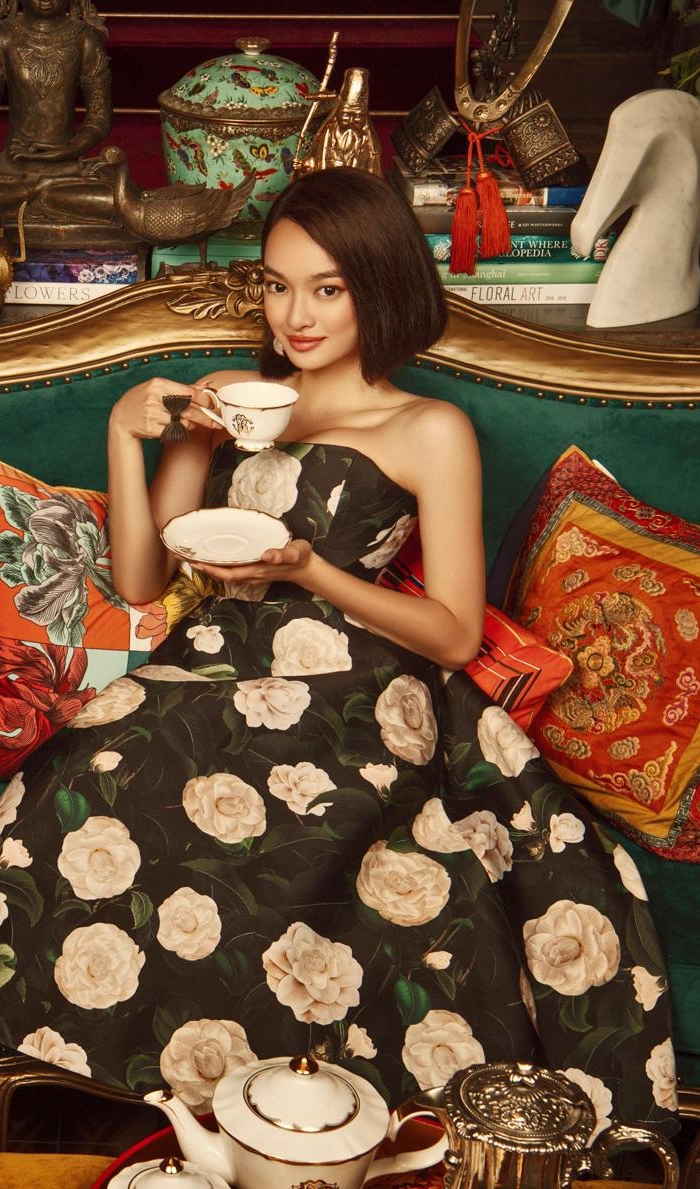 NTK Đỗ Mạnh Cường còn sáng tạo ra trang phục với chi tiết là dàn hoa bạch trà trên chiếc chiếc váy trong phân khúc nàng tiểu thư ngồi uống trà tại nhà là Bạch Trà Viên.