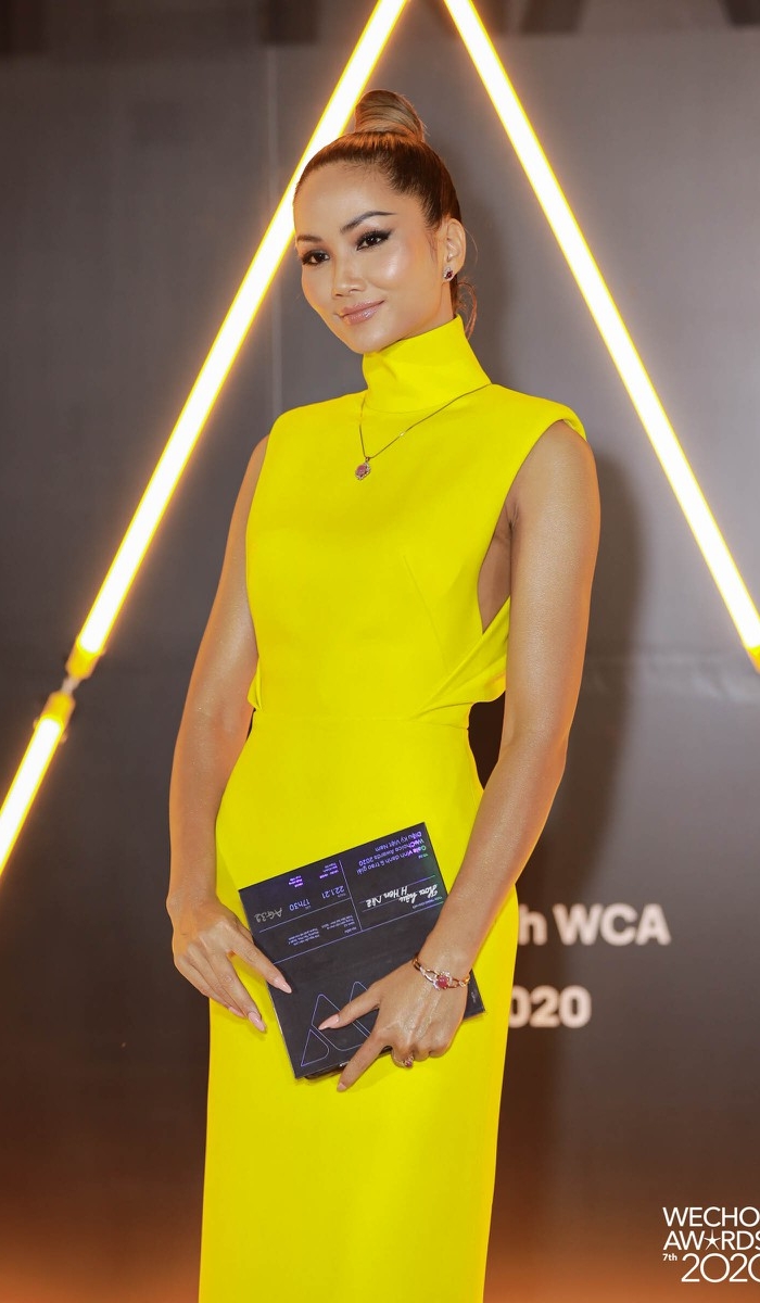 Hoa hậu Hoàn Vũ 2018 H'Hen Niê kín đáo, sang trọng với sắc vàng tại thảm đỏ WeChoice Awards 2020.