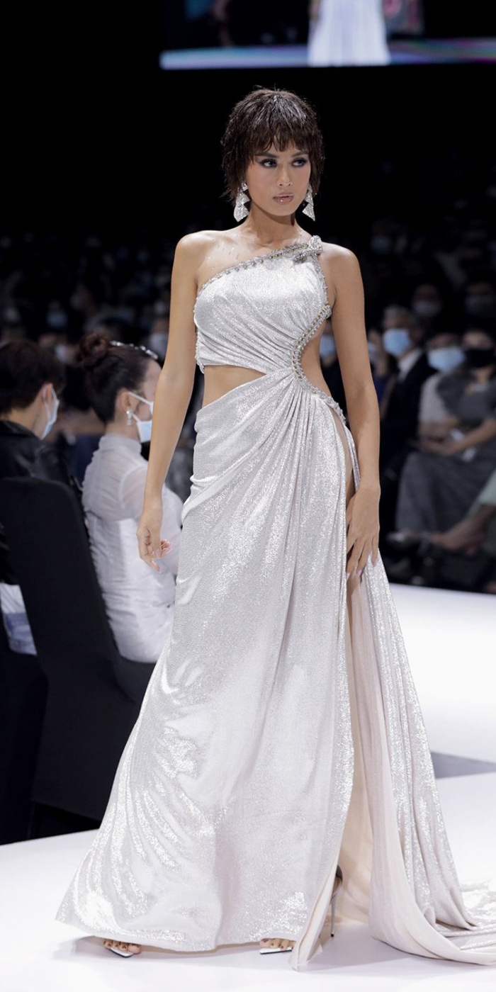 Siêu mẫu Như Vân sang trọng, cuốn hút cùng chiếc váy xẻ hông khoe trọn vòng eo quyến rũ tại show diễn thời trang.