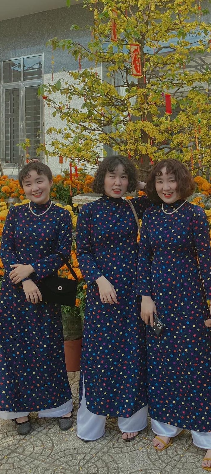 Ba chị em cùng diện áo dài chấm bi kiểu hoa nhí